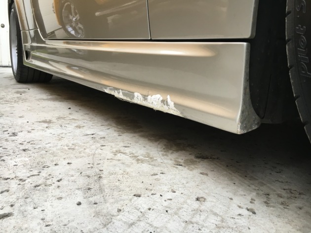 BMW6シリーズクーペ ハーマンFRP製エアロ右サイドステップ割れ修理｜傷