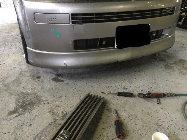 トヨタbB 作業状況と追加依頼サイドステップガーニッシュ割れ修理塗装！
