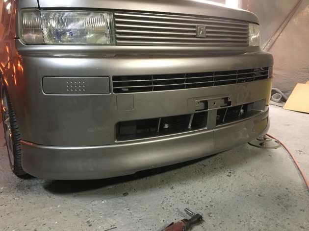 トヨタbB フロントバンパー1本とサイドステップガーニッシュ部分塗装して完成！