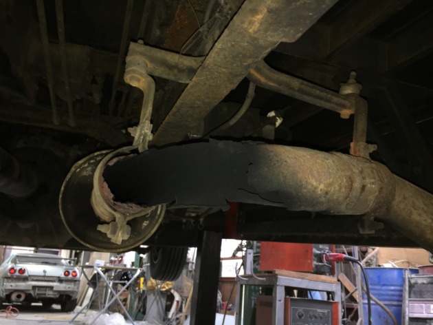 4トン搬送車 サビ腐食でマフラー穴あき 交換ついでに汎用マフラー出口も溶接 傷 錆 凹み 事故修理 自動車板金塗装専門店 北海道札幌市 株 ラルフ Do Blog ドゥブログ