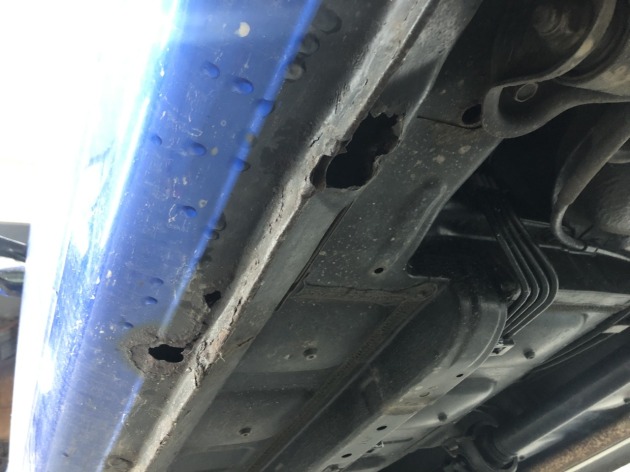 スバルR2のタイヤ交換で開けてしまった穴を修理／外板パネルのサビ修理