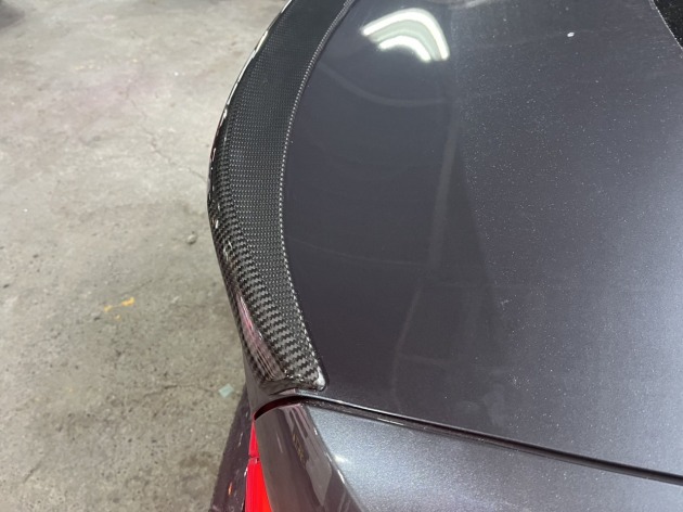 BMW320d 持込カーボン製トランクスポイラーをクリア塗装し取付｜傷・錆