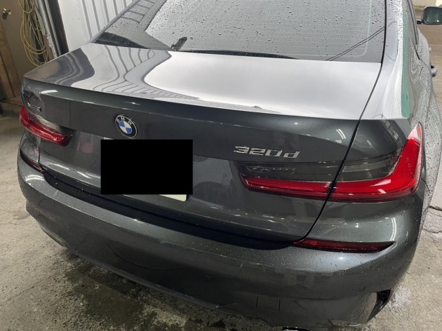 BMW320d 持込カーボン製トランクスポイラーをクリア塗装し取付｜傷・錆