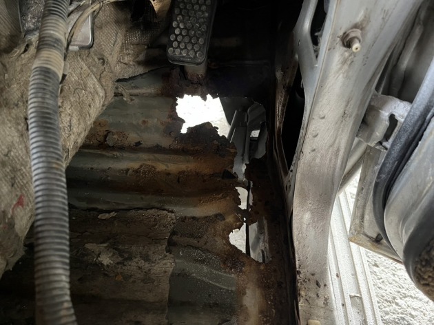 ランドクルーザー60のフロア(運転席下とリアタイヤ付近)錆び修理