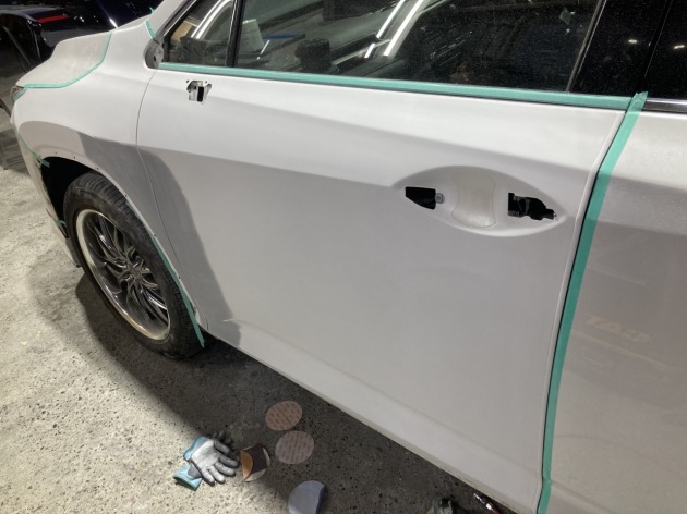 RX450hのフロントフェンダーからドアまで付いた擦り傷を板金塗装