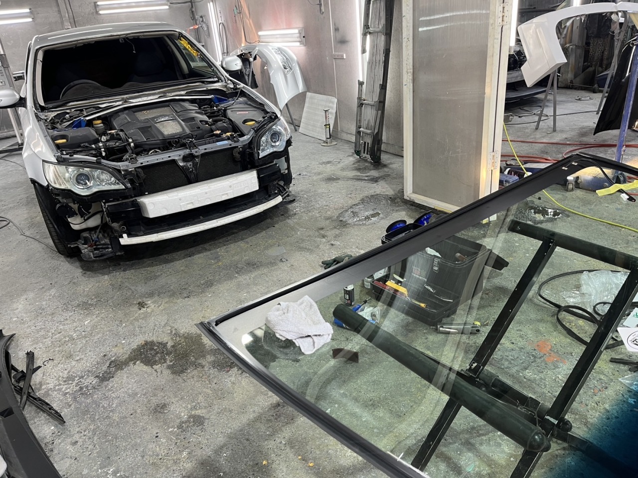 鹿と激突しフロント大破したレガシィの車両保険加入無し自費修理｜傷