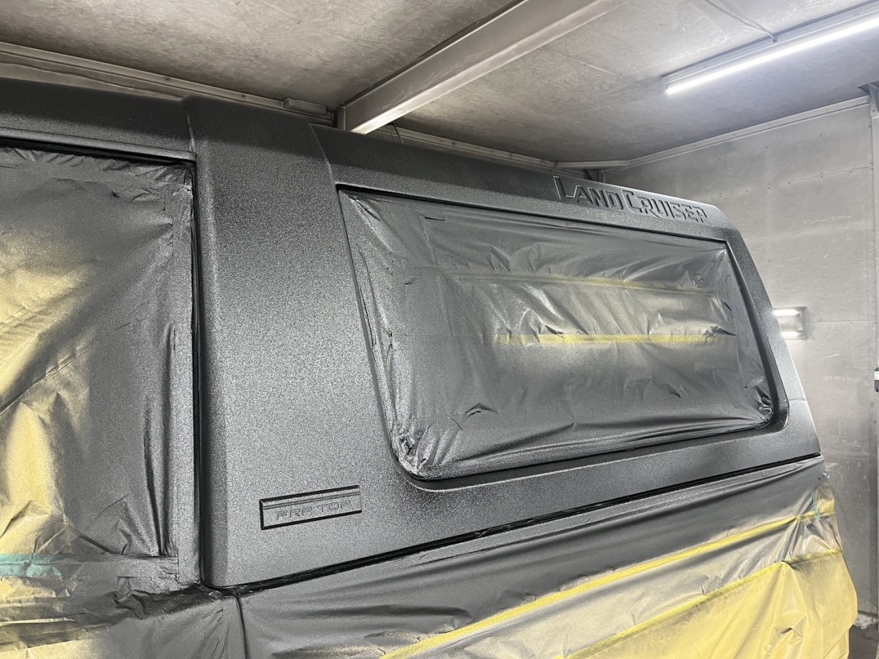 オールペイント車ランクル70のFRPトップをラプターライナー塗装｜傷 