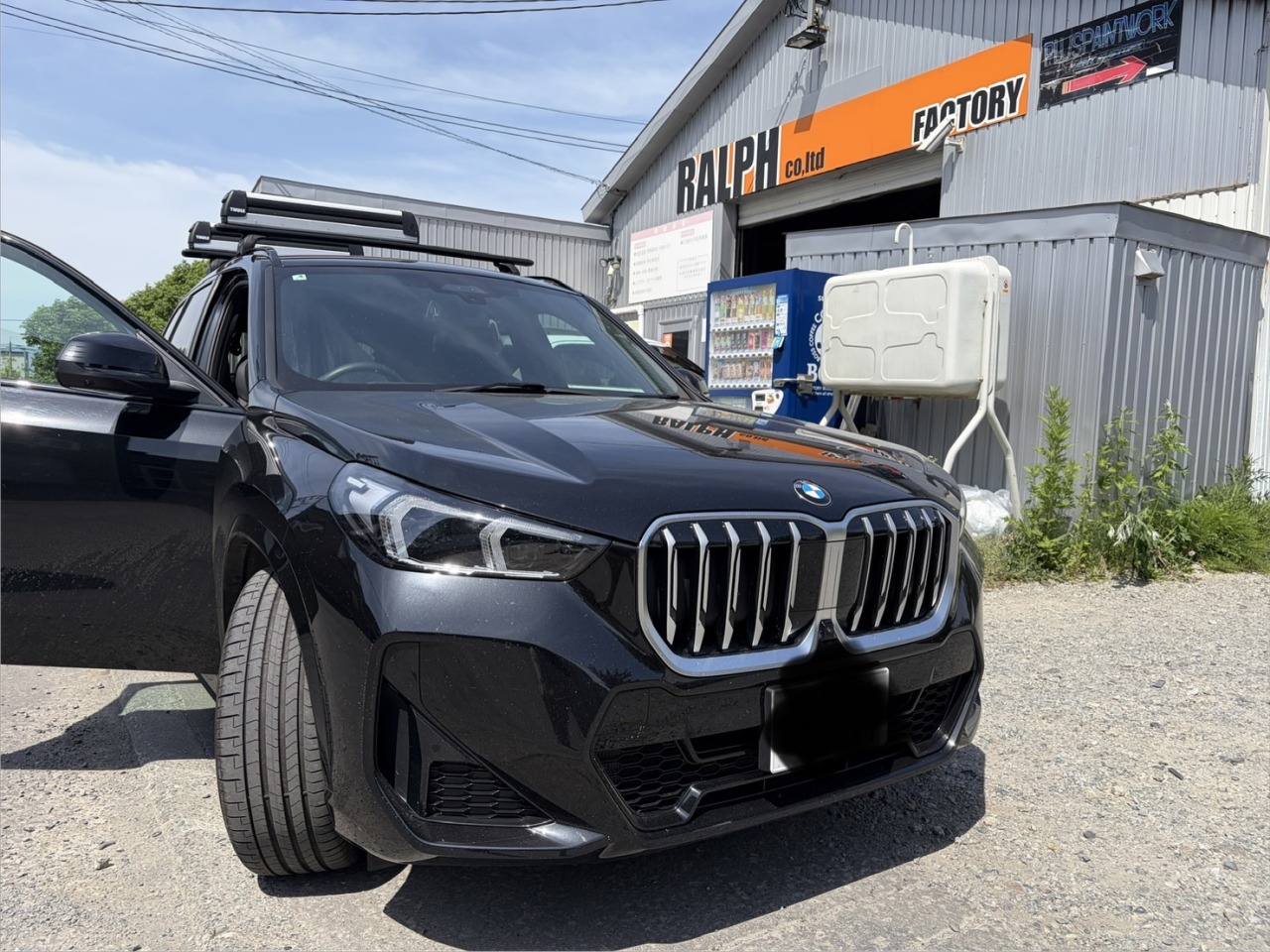 BMWX1のシルバーグリルを持込みのブラックグリルに付け替え仕様変更 