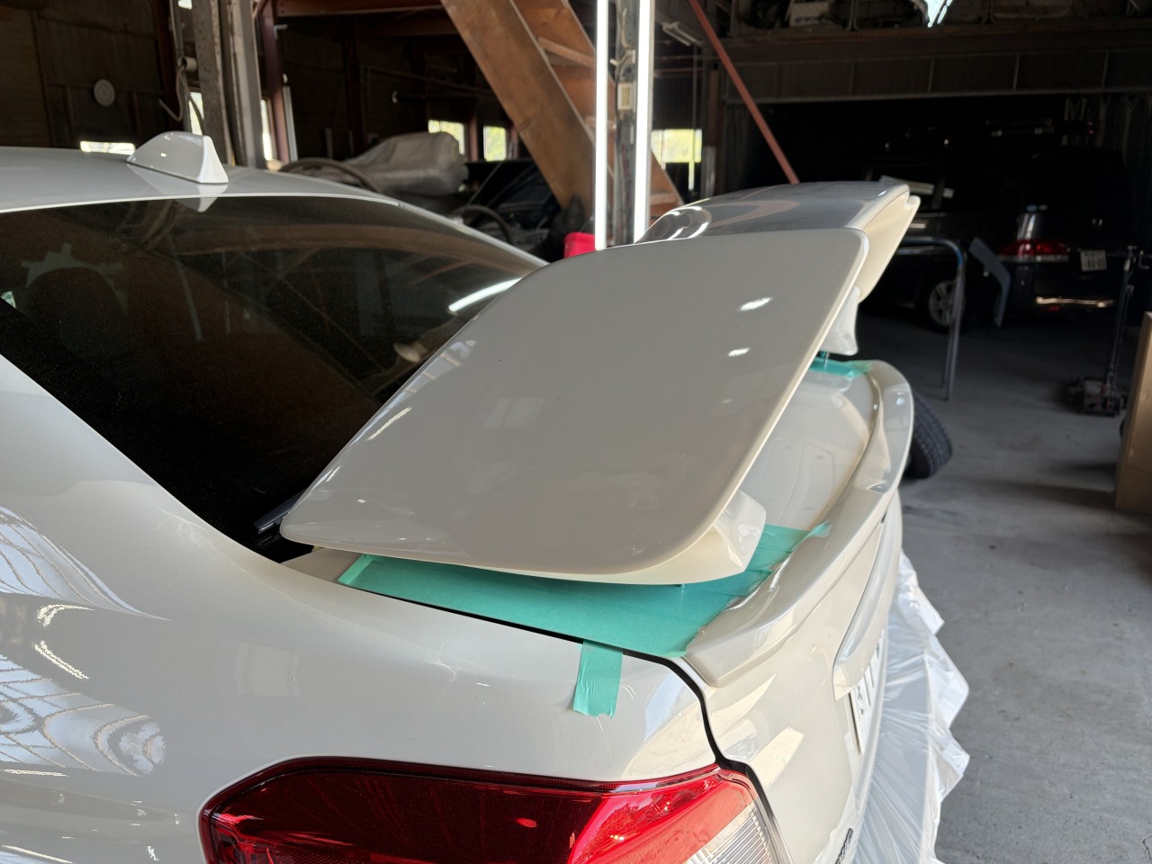 WRXにトランクスポイラー併用で持ち込み大型リアウイング取り付け｜傷