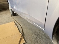 トヨタヴィッツ運転席側ドア・ステップに大きなヘコみ！板金修理で入庫！