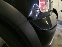 BMWミニクーパー 叩き出すのが難しく硬い箇所の凹み板金修理で入庫！