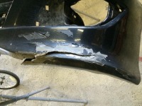 トヨタイプサムのフロントバンパー割れ修理！以前にも修理した箇所のようです。