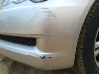 トヨタ マークX フロントバンパーに車庫入れの際にガリ傷が！