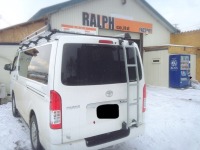働く車200系ハイエース お急ぎでフロントバンパーの割れ修理!