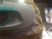 ハイブリッド車アクア リアゲートとボディプレスライン上の凹みを板金塗装！