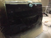 初代トヨタヴォクシーのリヤゲート下部凹みをお急ぎ修理で板金塗装