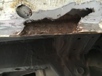 トヨタラッシュ 左右サイドステップのサビ除去で大穴！鉄板溶接で修理！
