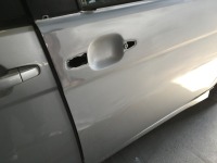 トヨタアイシス フロントドア縁の凹みを板金し部分(ボカシ)最小限塗装！