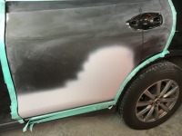 日産T32エクストレイル 左リヤドアの傷とへこみを板金塗装修理開始！
