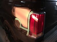 キャデラックのSUV エスカレード 給油口付近の凹み板金塗装修理！