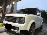 日産キューブ 止めてあった草刈機に接触しバンパー破損！車両保険を使用して修理！