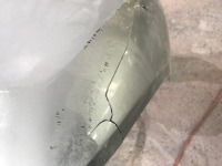 車のバンパー割れを修理した後の裏側はどーなってるの？