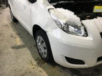 トヨタ ヴィッツ 交換レベルのフェンダー凹みを板金修理！