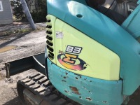 建設機械 小型バックホーの塗装!予算がないから目立つ損傷部だけ塗装♪
