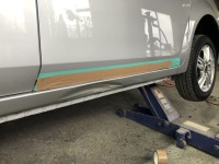 冬のステップぶつけたのとは違い夏のステップはがっつりえぐれて凹む!こちらを修理‼︎