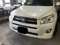 トヨタRAV4  タイヤ交換での事故！ベッコリ潰れたフロントフェンダー交換！