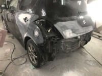 車庫の中でギヤシフトを前後入れ間違えてぶつかり損傷したスズキスイフトの板金塗装修理