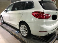 リアフェンダー周りの引き出し修正・パネル交換など行いBMW218d接触被害事故修理完了