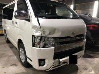 新車200系ハイエース5型が交差点で横から引っ掛けられ保険修理でレッカー入庫