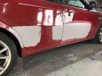 アルファロメオ147運転席側側面のこすり傷と歪み・凹みを板金塗装修理