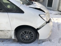 追突事故にてフロント周りを大破した日産セレナの自動車保険修理