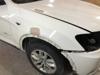 コンビニ駐車場での接触被害事故修理！BMWX3の板金＆アーチモール交換