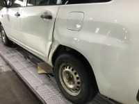 接触事故にて側面パネルが潰れたトヨタプロボックスの緊急自動車保険修理