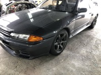 R32スカイラインGT-R 左フロントフェンダーのドアパンチ痕を板金塗装修理