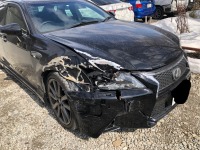 交通事故により右側面が大破したレクサスGS-F！自動車保険を使用して修理！