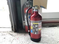 工場に新しい消火器を揃えました！東消防署立会のもと点検と申請完了