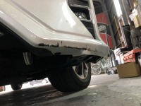 トヨタノアのフロントバンパー下側ガリ傷をお急ぎ部分修理！