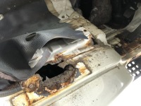 キャンピングカー・トヨタカムロード運転席床のサビ腐食修理