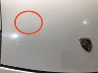 ポルシェカレラ4ボンネットフードの黒く汚れたタッチアップを綺麗に処理！