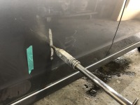 ドアパンチ被害のスバルインプレッサ助手席ドア凹みを板金修理