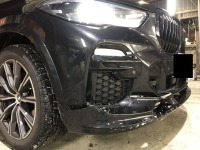 BMWX5 マンホールに落ちてバンパーから外れ破損したスポイラー修理！