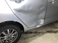 ダイハツミライースのリアドア・ステップパネル交換自動車保険修理