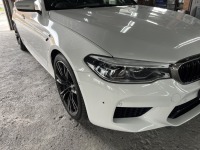 ディーラー交換修理までの期間も綺麗に！BMW M5のバンパー修理