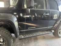 FJクルーザーの助手席ドアに付いた小さな凹み傷を板金塗装修理