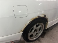 R33スカイラインクーペのリアフェンダー錆修理！新品パネル交換！