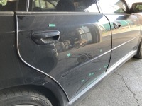 レガシィツーリングワゴンの傷と凹みが多い右リアドアを板金塗装